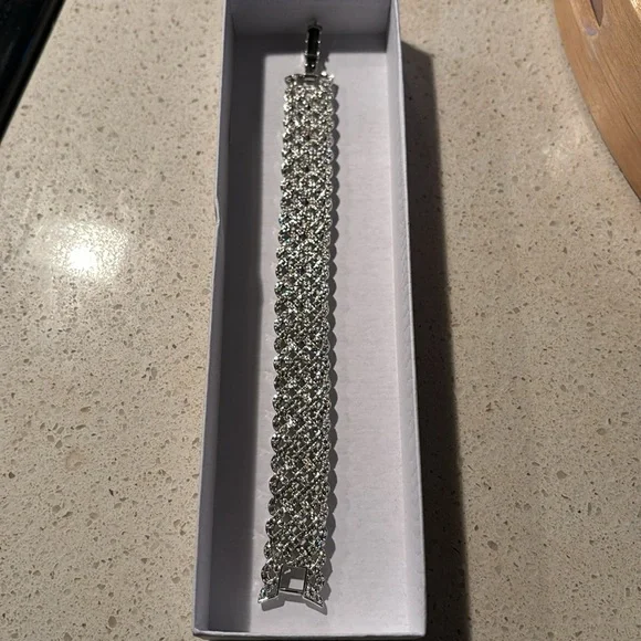 Authentic Swarovski Crisscrossed weave Diamond Bracelet. Excellent condition - Picture 7 of 17